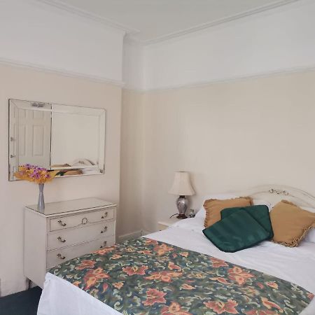 Double Room Available- London Seven Kings Seven Kings Train Station Ilford Extérieur photo