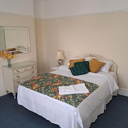 Double Room Available- London Seven Kings Seven Kings Train Station Ilford Extérieur photo