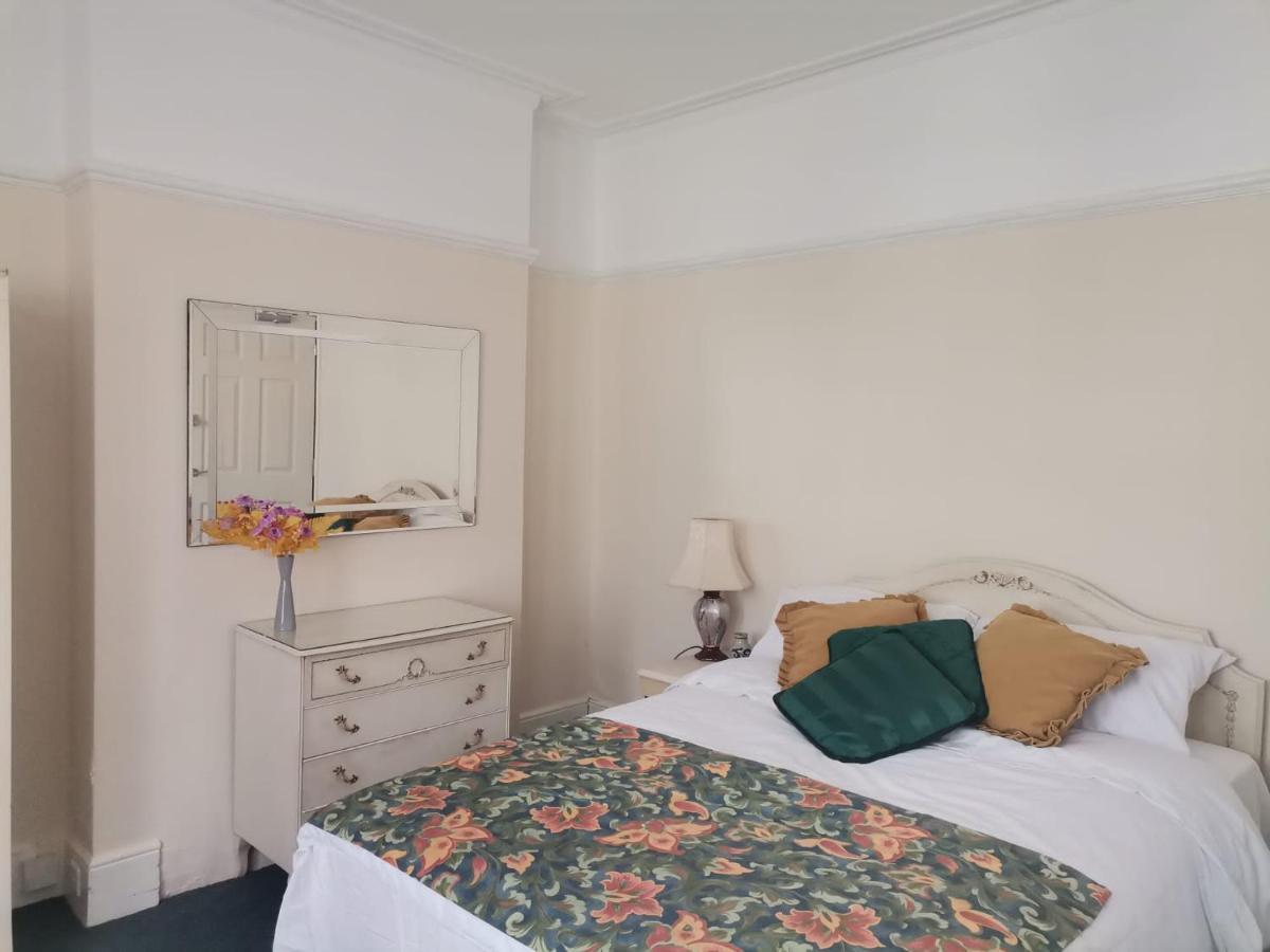 Double Room Available- London Seven Kings Seven Kings Train Station Ilford Extérieur photo