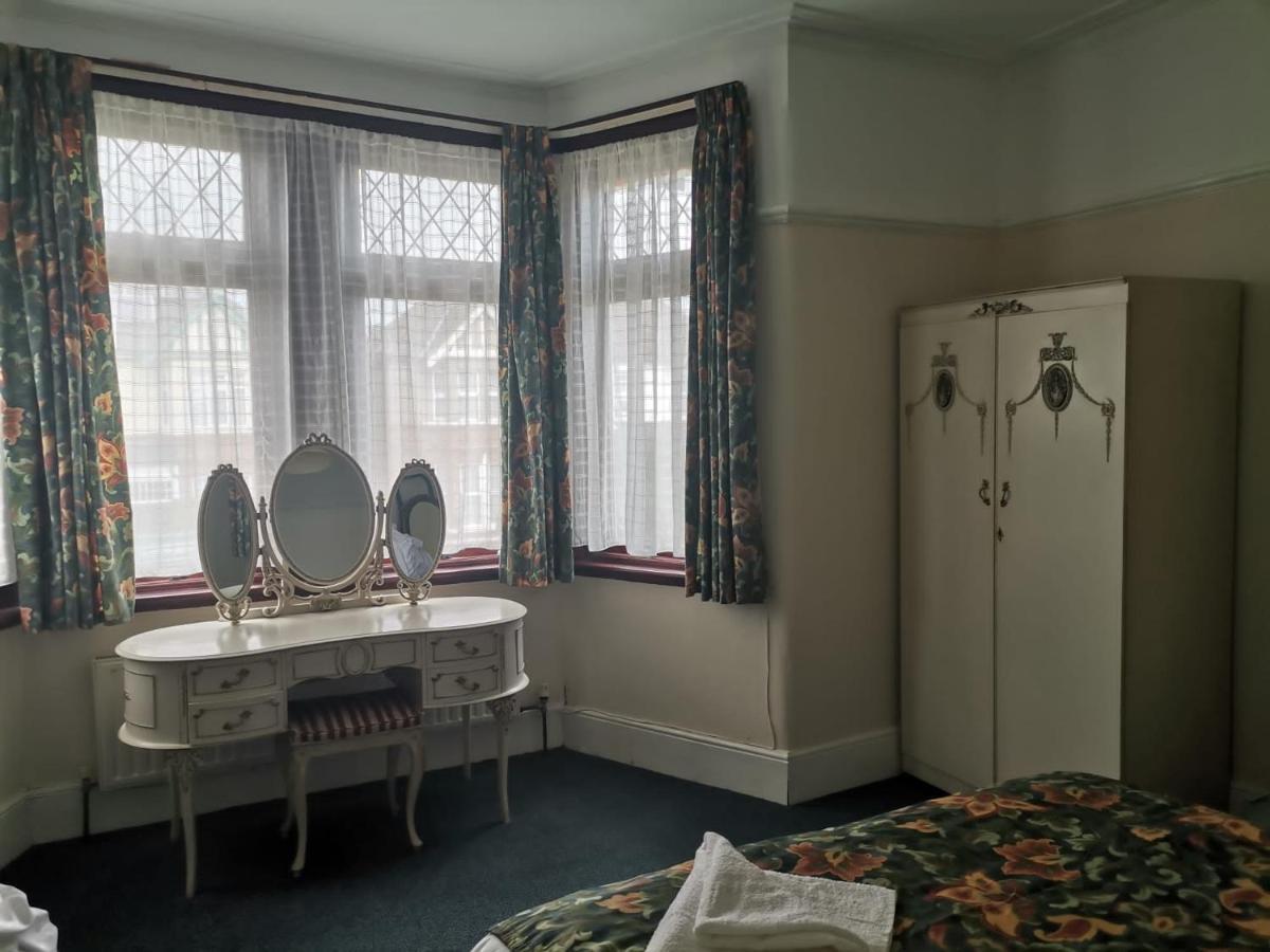 Double Room Available- London Seven Kings Seven Kings Train Station Ilford Extérieur photo