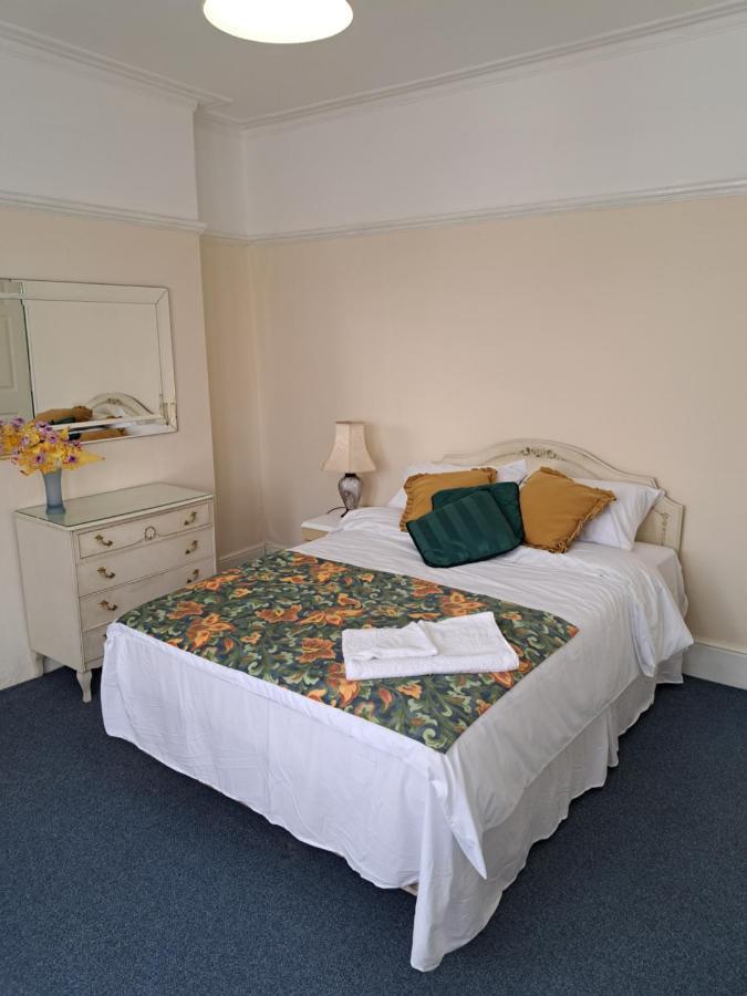 Double Room Available- London Seven Kings Seven Kings Train Station Ilford Extérieur photo