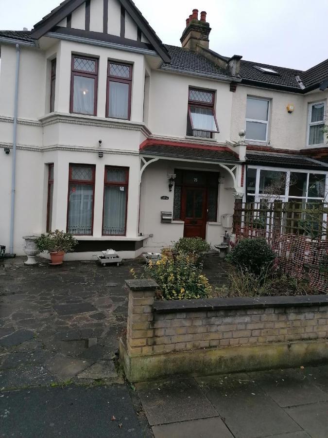 Double Room Available- London Seven Kings Seven Kings Train Station Ilford Extérieur photo