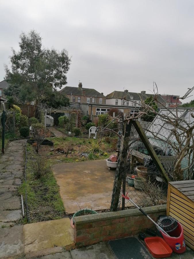 Double Room Available- London Seven Kings Seven Kings Train Station Ilford Extérieur photo
