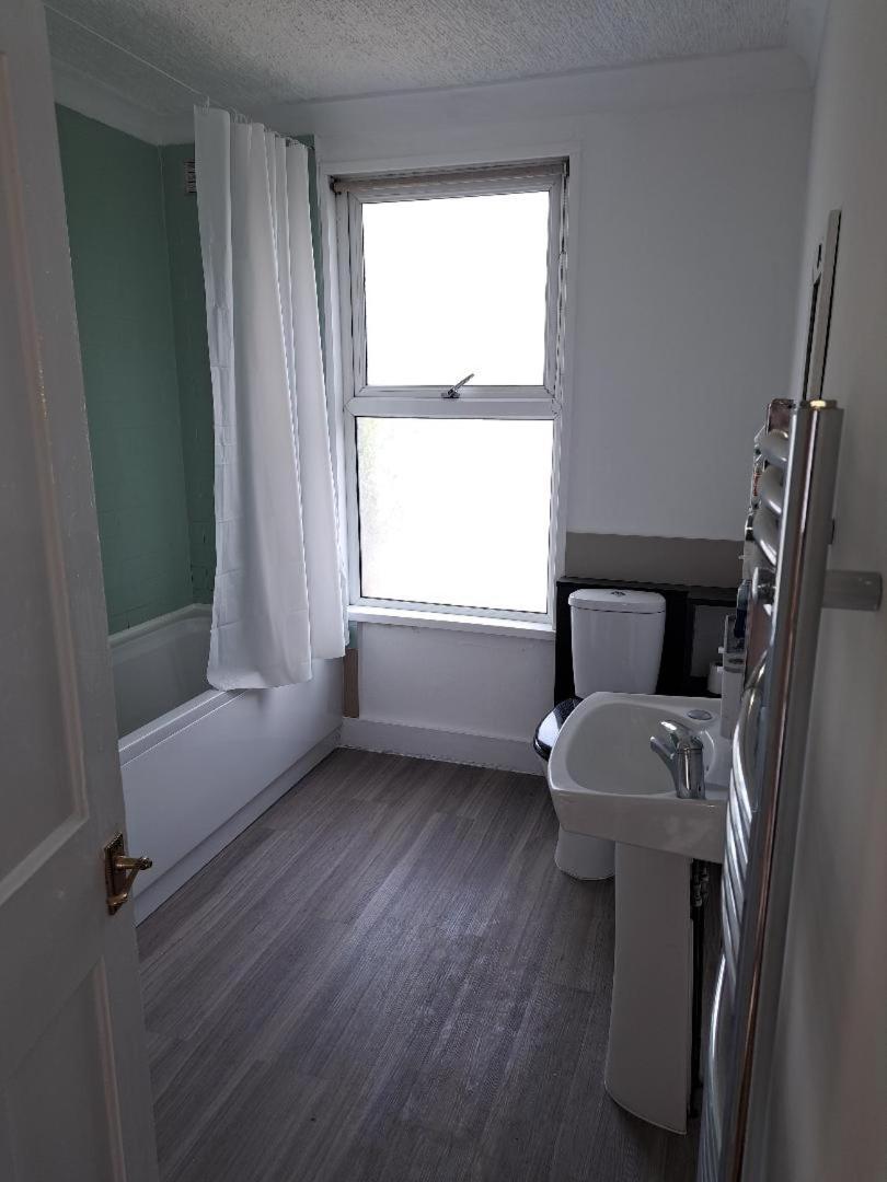 Double Room Available- London Seven Kings Seven Kings Train Station Ilford Extérieur photo